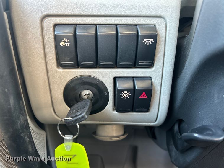 image for item ET3178 2020 Peterbilt 579 semi truck