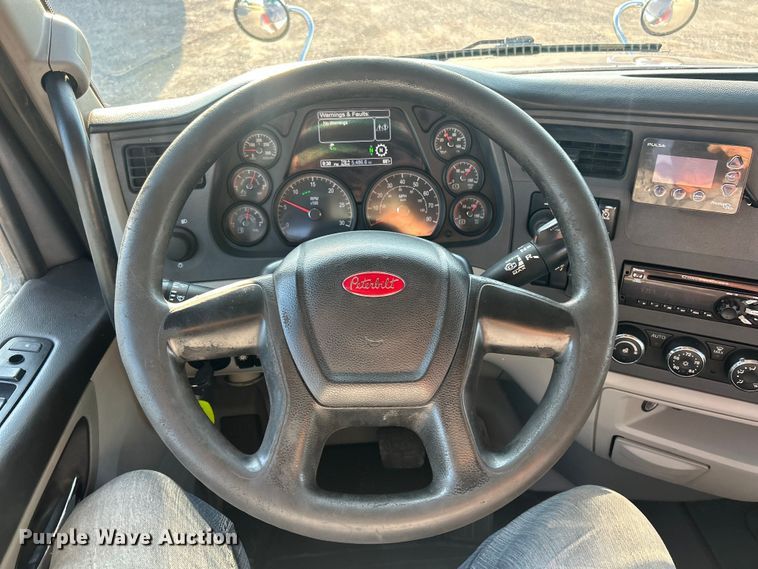 image for item ET3178 2020 Peterbilt 579 semi truck