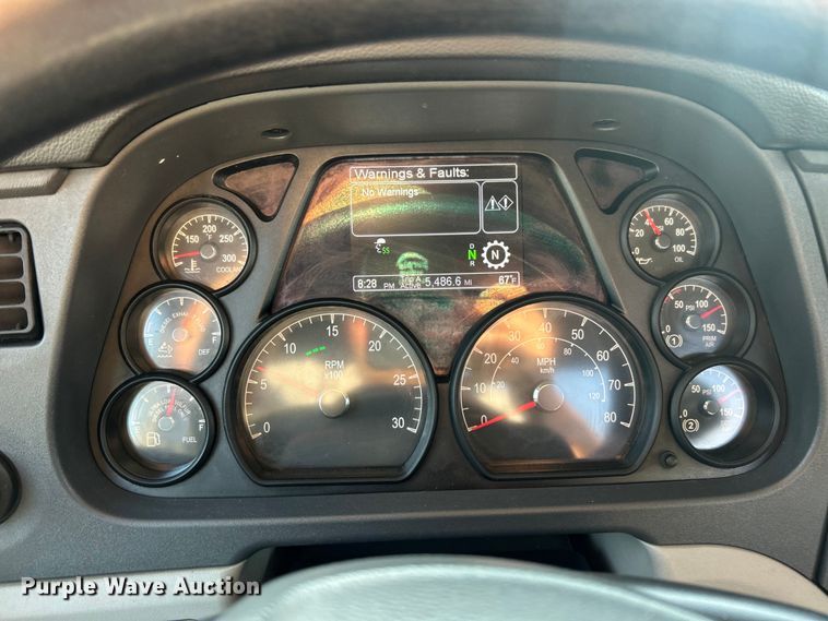 image for item ET3178 2020 Peterbilt 579 semi truck