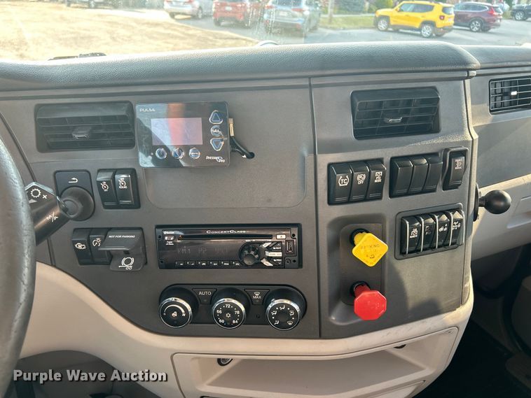 image for item ET3178 2020 Peterbilt 579 semi truck