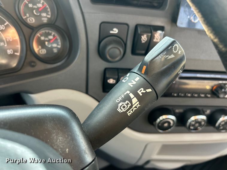 image for item ET3178 2020 Peterbilt 579 semi truck