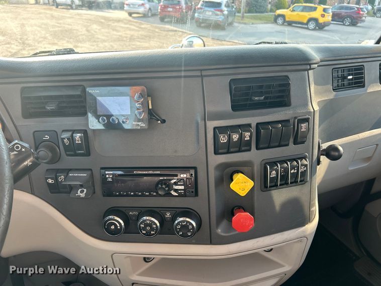 image for item ET3178 2020 Peterbilt 579 semi truck