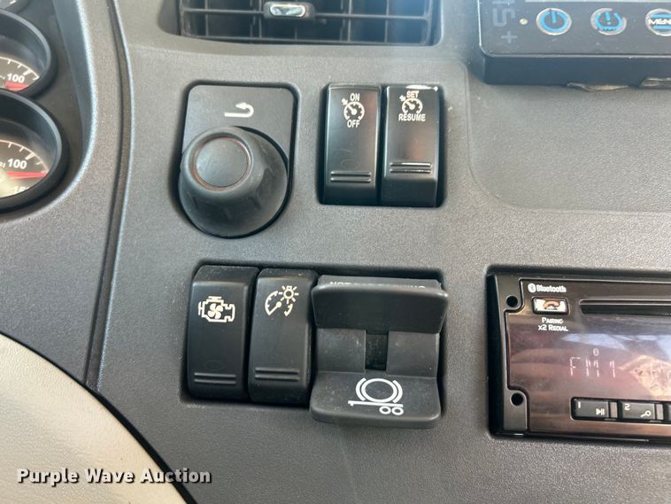 image for item ET3178 2020 Peterbilt 579 semi truck