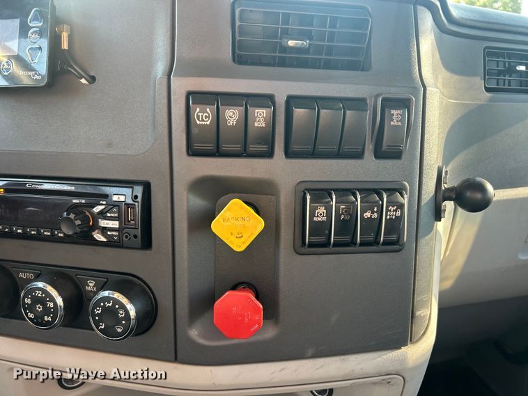 image for item ET3178 2020 Peterbilt 579 semi truck