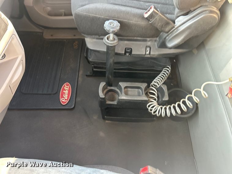 image for item ET3178 2020 Peterbilt 579 semi truck