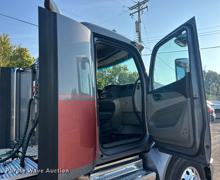 image for item ET3178 2020 Peterbilt 579 semi truck