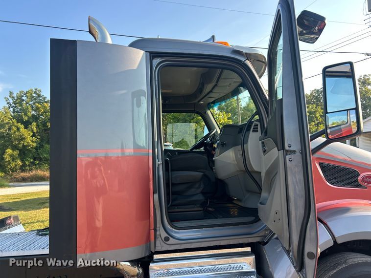 image for item ET3178 2020 Peterbilt 579 semi truck
