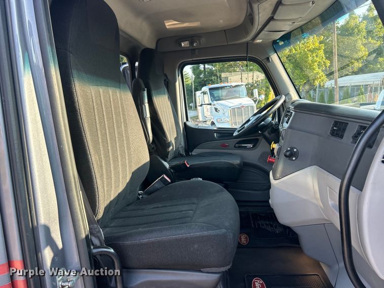 image for item ET3178 2020 Peterbilt 579 semi truck