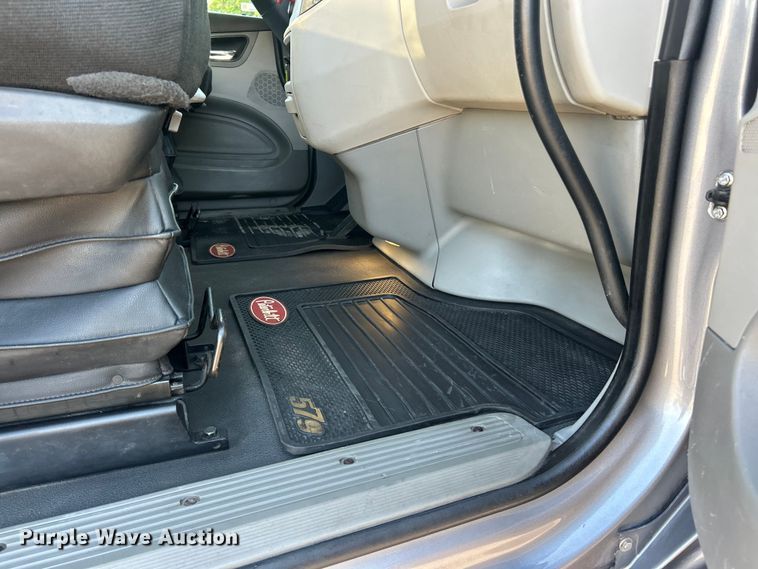 image for item ET3178 2020 Peterbilt 579 semi truck