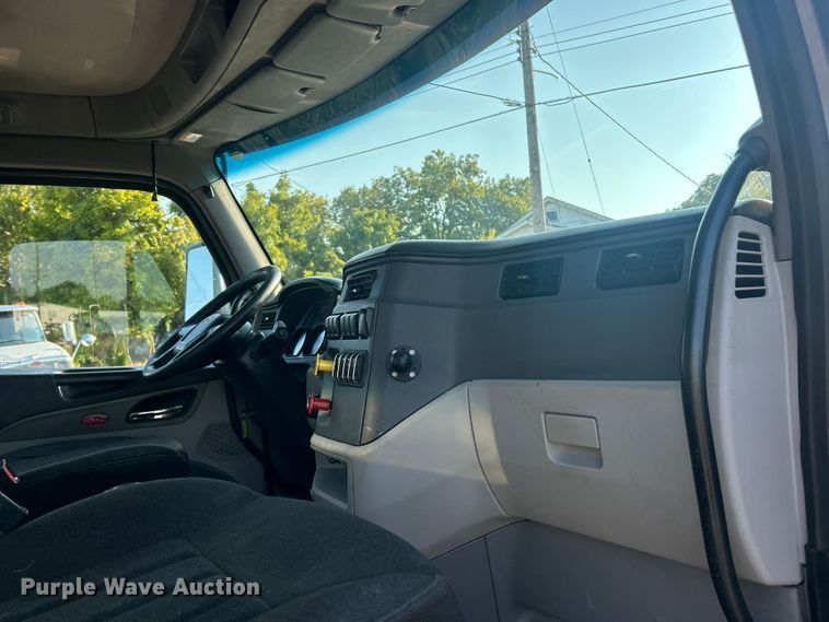 image for item ET3178 2020 Peterbilt 579 semi truck