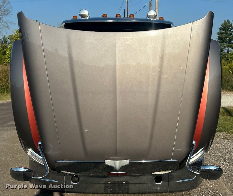 image for item ET3178 2020 Peterbilt 579 semi truck