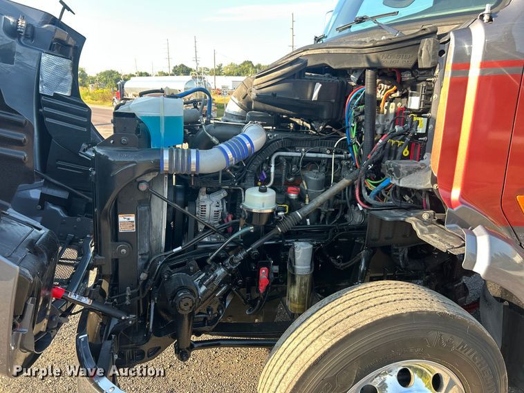 image for item ET3178 2020 Peterbilt 579 semi truck