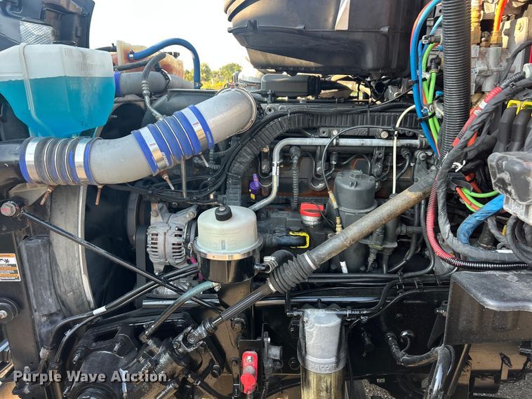 image for item ET3178 2020 Peterbilt 579 semi truck