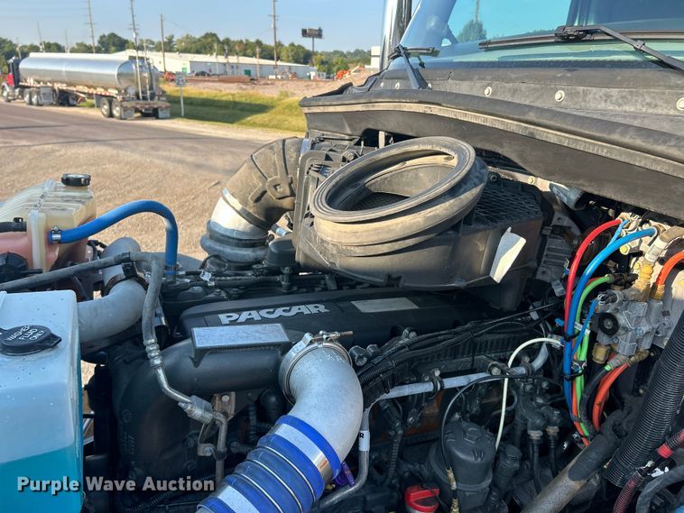 image for item ET3178 2020 Peterbilt 579 semi truck