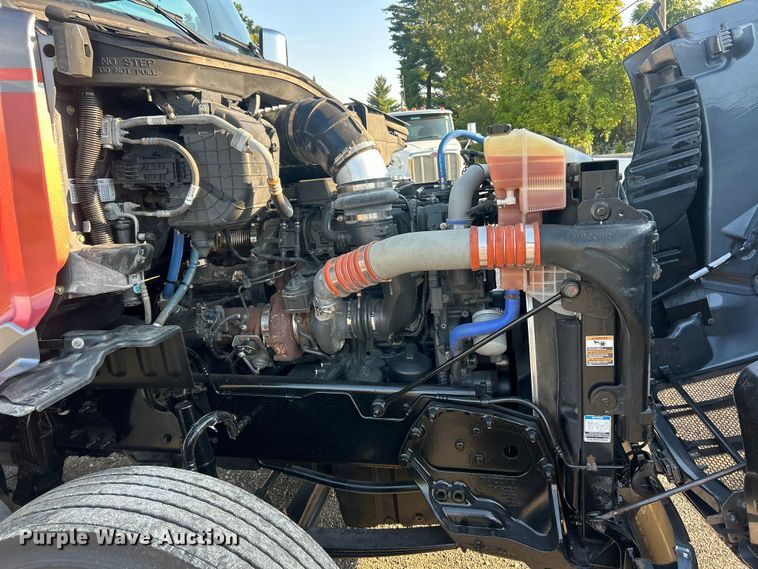 image for item ET3178 2020 Peterbilt 579 semi truck