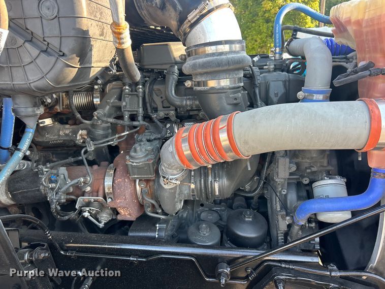 image for item ET3178 2020 Peterbilt 579 semi truck