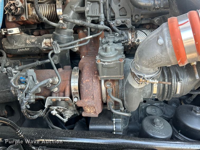 image for item ET3178 2020 Peterbilt 579 semi truck