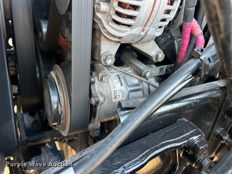 image for item ET3178 2020 Peterbilt 579 semi truck