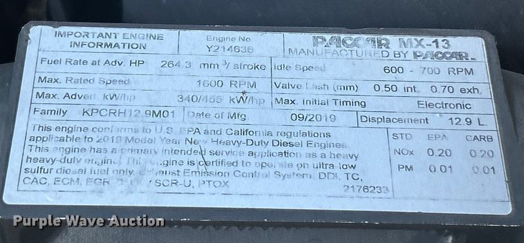 image for item ET3178 2020 Peterbilt 579 semi truck