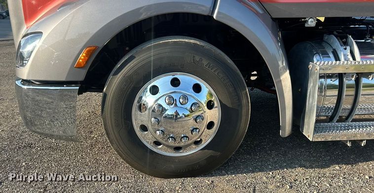 image for item ET3178 2020 Peterbilt 579 semi truck