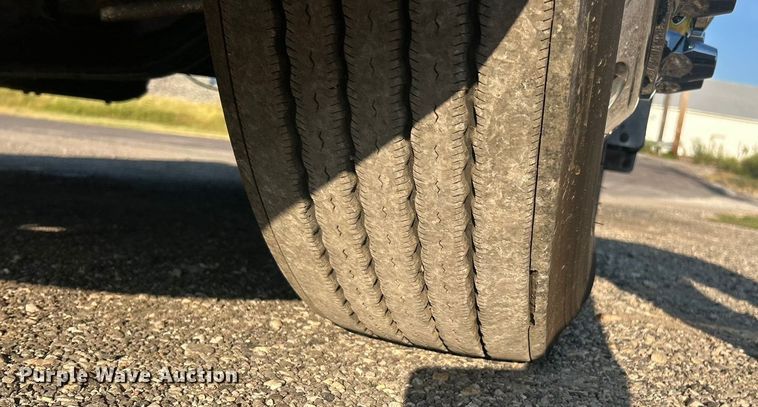 image for item ET3178 2020 Peterbilt 579 semi truck