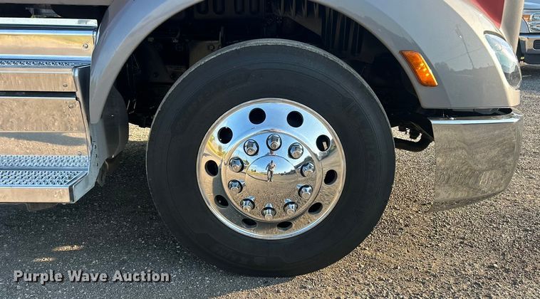 image for item ET3178 2020 Peterbilt 579 semi truck