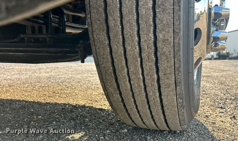 image for item ET3178 2020 Peterbilt 579 semi truck