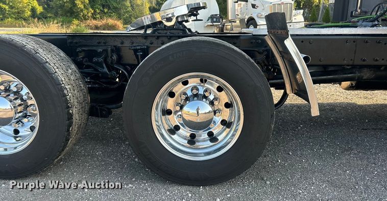 image for item ET3178 2020 Peterbilt 579 semi truck