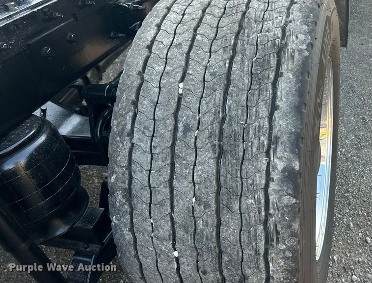 image for item ET3178 2020 Peterbilt 579 semi truck