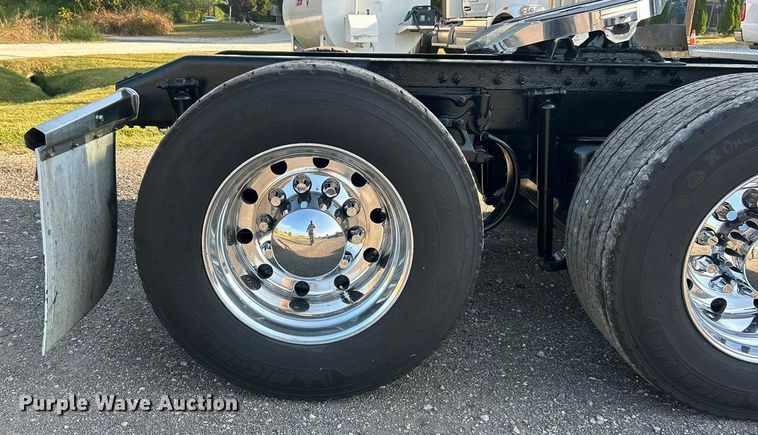 image for item ET3178 2020 Peterbilt 579 semi truck