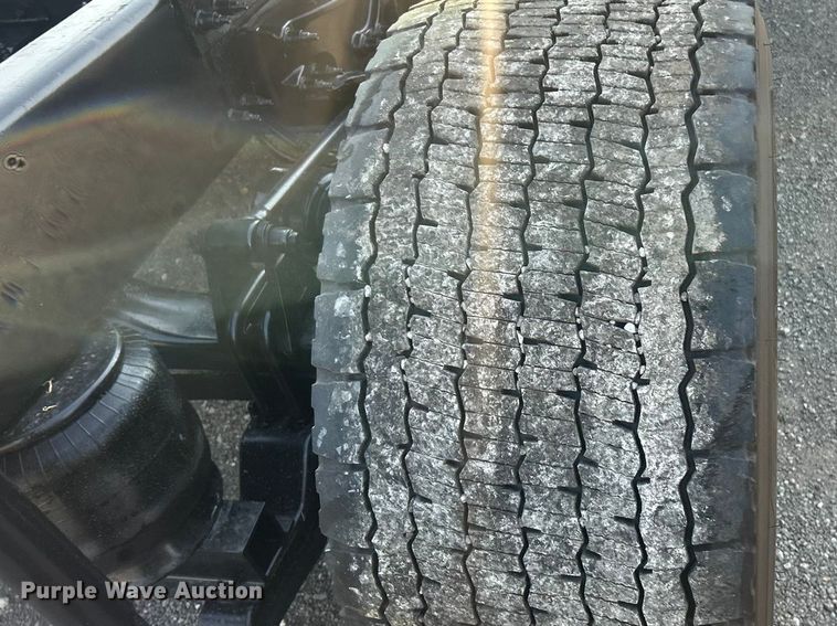 image for item ET3178 2020 Peterbilt 579 semi truck