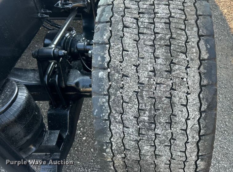 image for item ET3178 2020 Peterbilt 579 semi truck