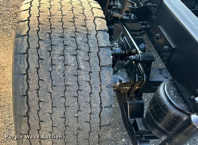 image for item ET3178 2020 Peterbilt 579 semi truck