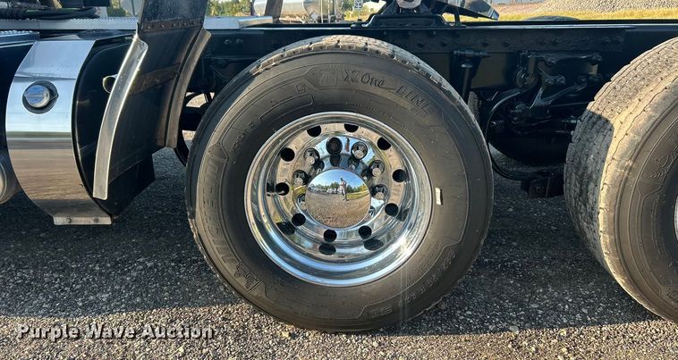 image for item ET3178 2020 Peterbilt 579 semi truck