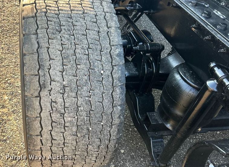 image for item ET3178 2020 Peterbilt 579 semi truck