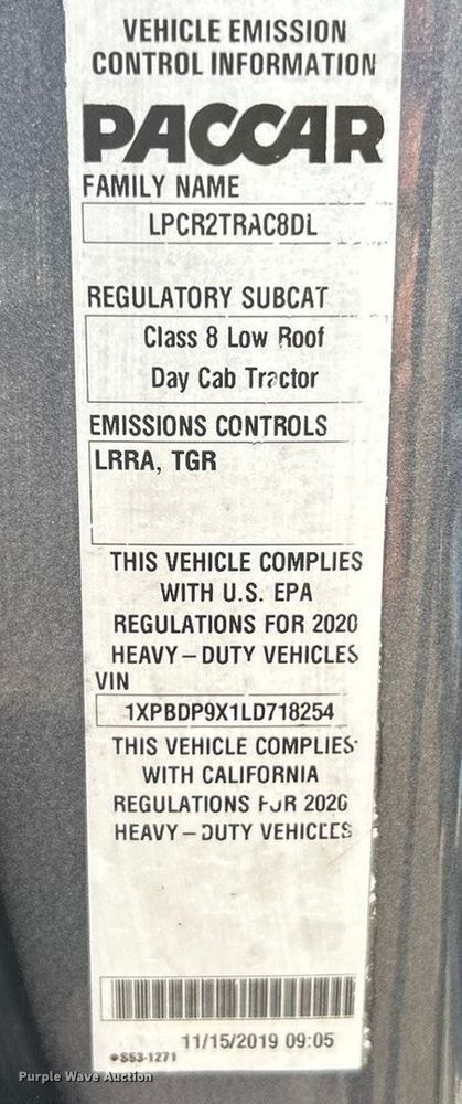 image for item ET3178 2020 Peterbilt 579 semi truck