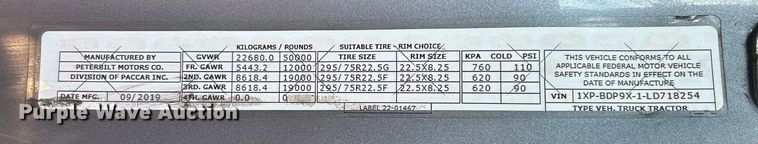 image for item ET3178 2020 Peterbilt 579 semi truck