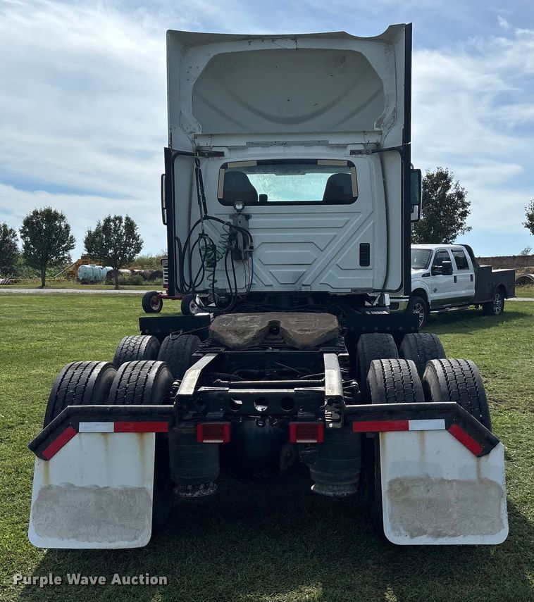 image for item ET4607 2016 International Prostar semi truck