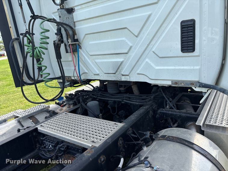 image for item ET4607 2016 International Prostar semi truck