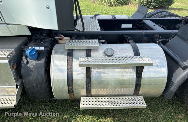 image for item ET4607 2016 International Prostar semi truck