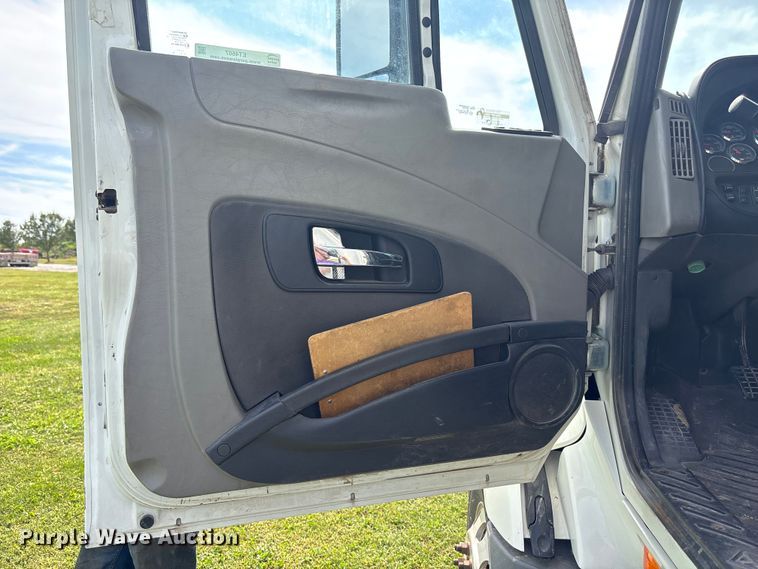 image for item ET4607 2016 International Prostar semi truck