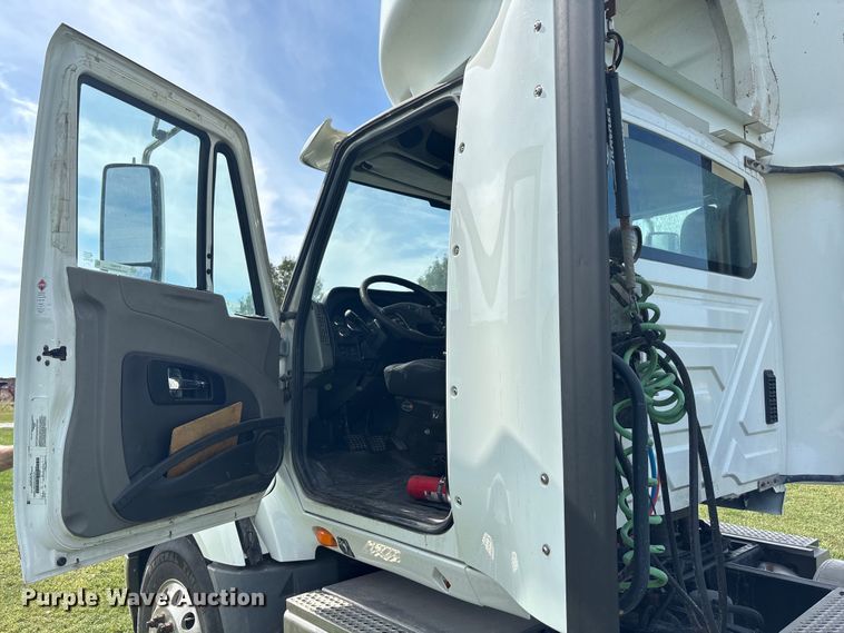 image for item ET4607 2016 International Prostar semi truck