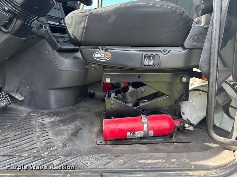 image for item ET4607 2016 International Prostar semi truck