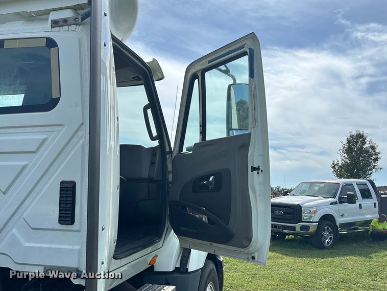 image for item ET4607 2016 International Prostar semi truck