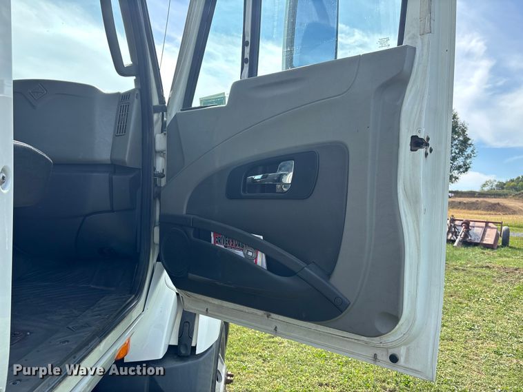 image for item ET4607 2016 International Prostar semi truck