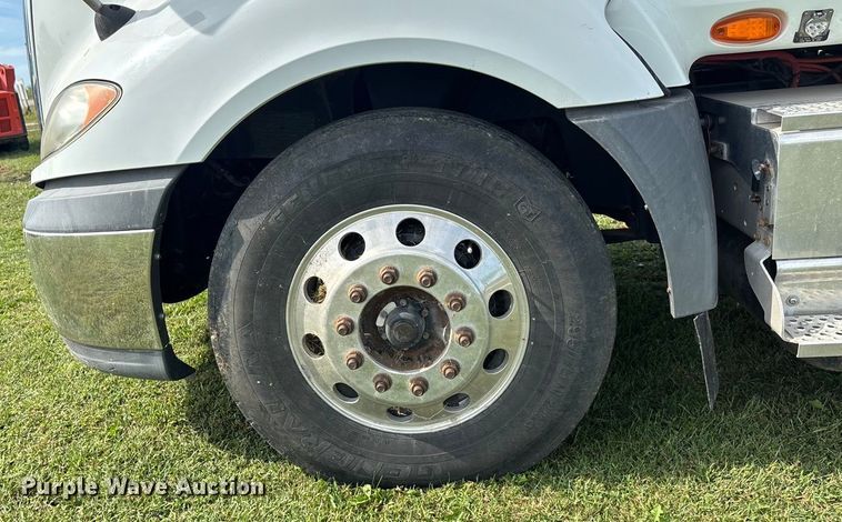 image for item ET4607 2016 International Prostar semi truck