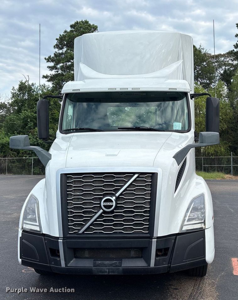 image for item ET7066 2020 Volvo VN semi truck