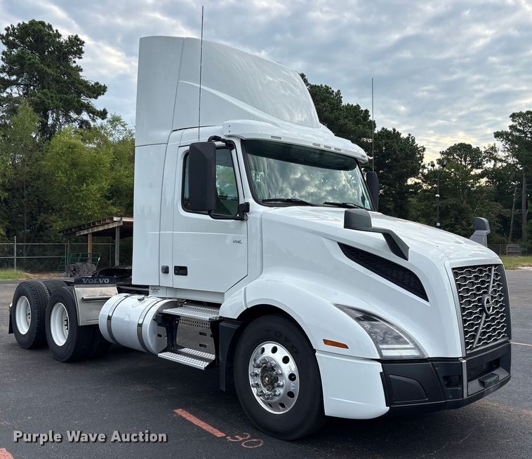 image for item ET7066 2020 Volvo VN semi truck