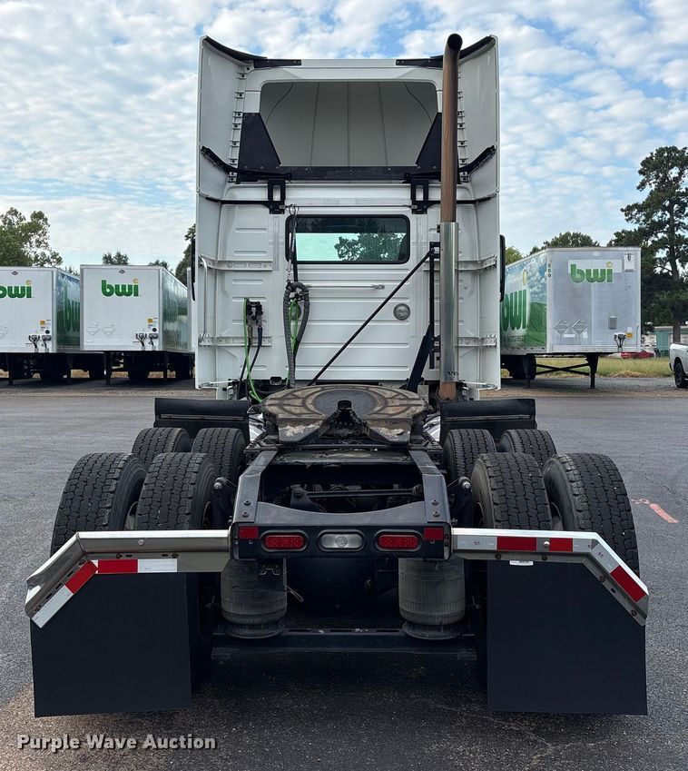 image for item ET7066 2020 Volvo VN semi truck