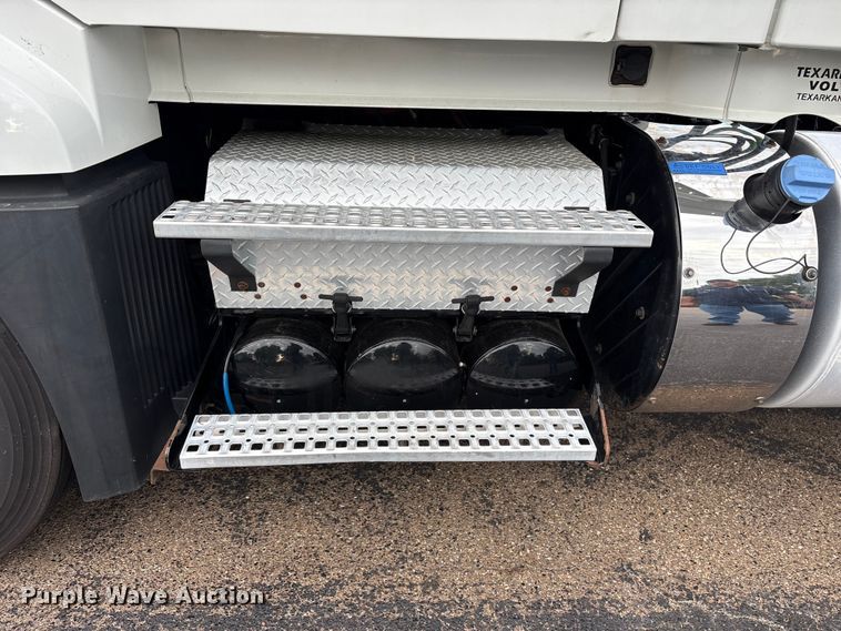 image for item ET7066 2020 Volvo VN semi truck